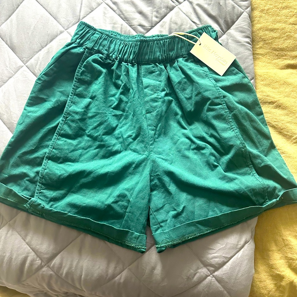 Little mountain shorts